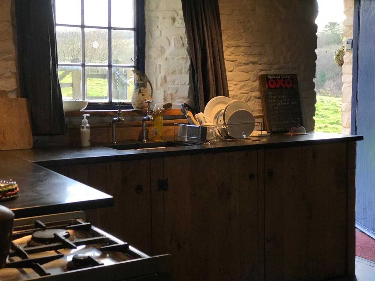 Magical 18th thatched cottage with stunning views, amazing vegan meals & hot tub