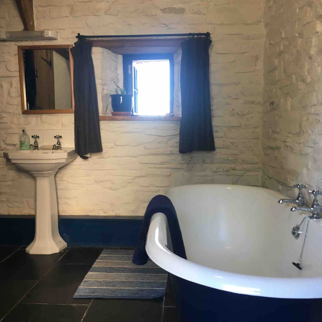 Magical 18th thatched cottage with stunning views, amazing vegan meals & hot tub