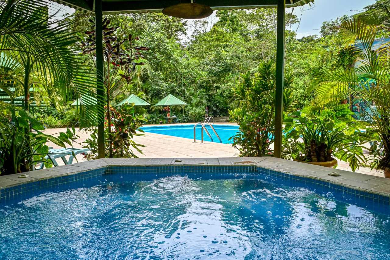 Lands in love hotel & forest resort 
