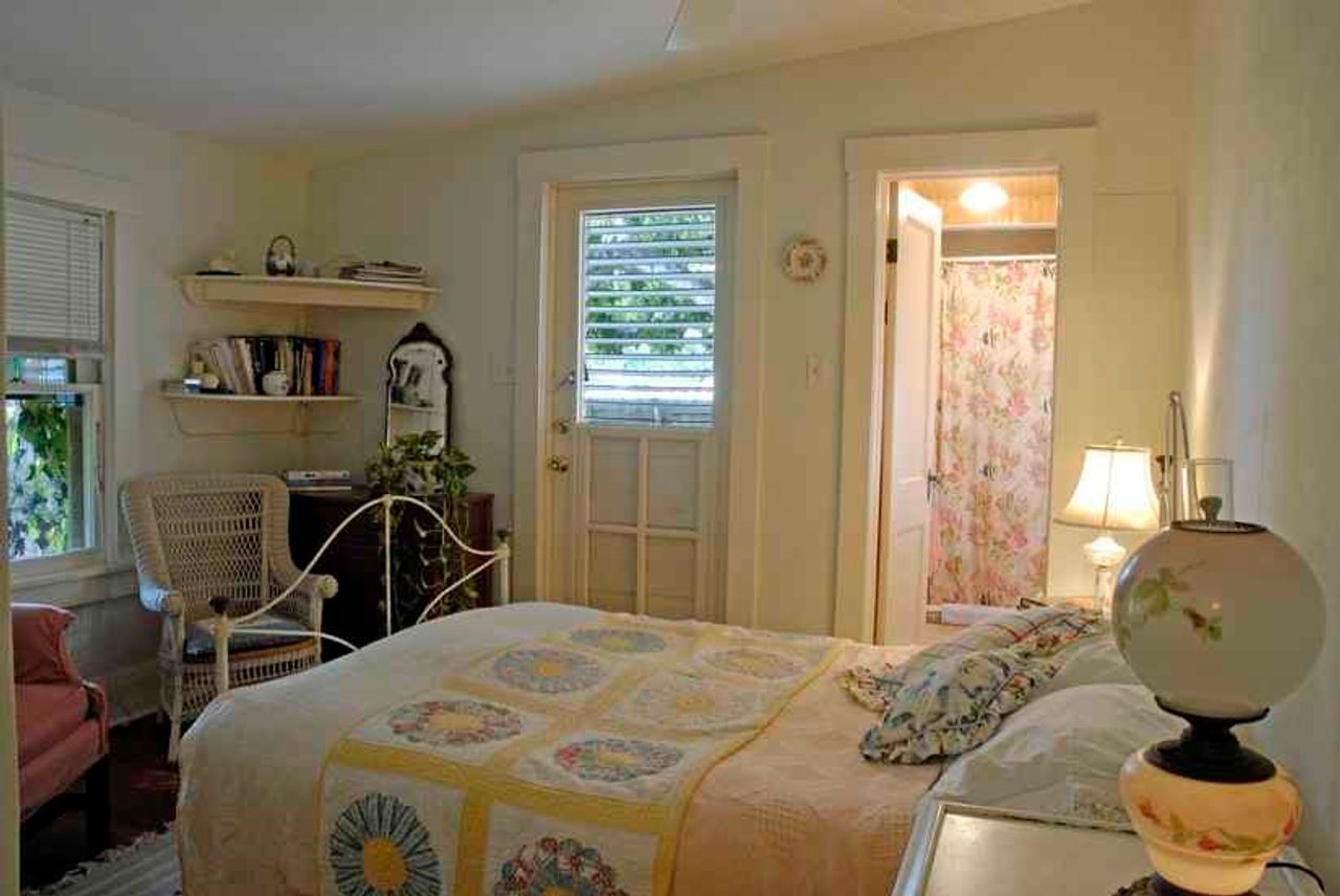 Room and bathroom in charming old house, near many amenities.