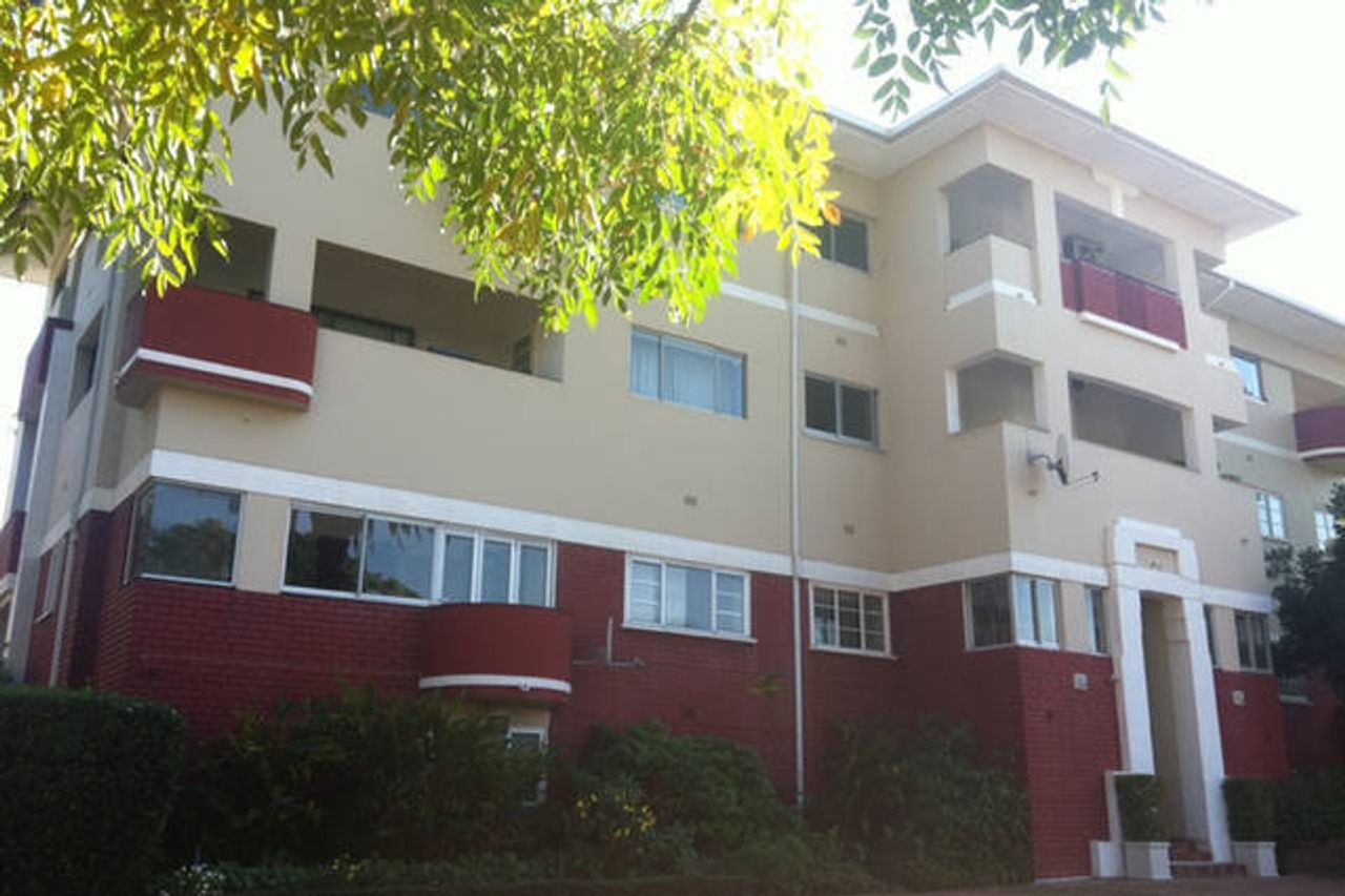 Art Deco apartment facing Table Mountain