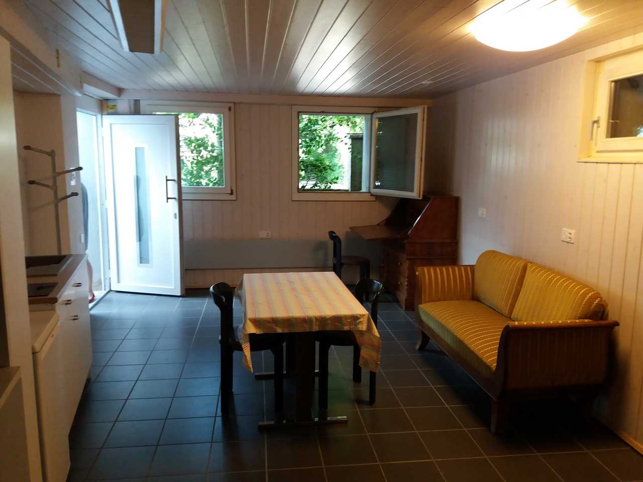 Quiet room in leafy area close to the town centre