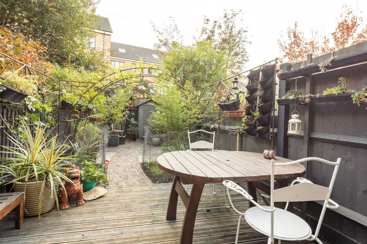 Eclectic Double in Arty Vegan Townhouse with Garden