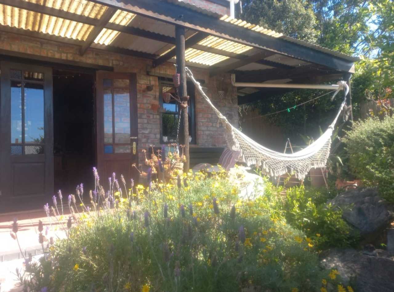 Quiet, quaint, artists 2 bedroom home, close to beaches and mountain walks.