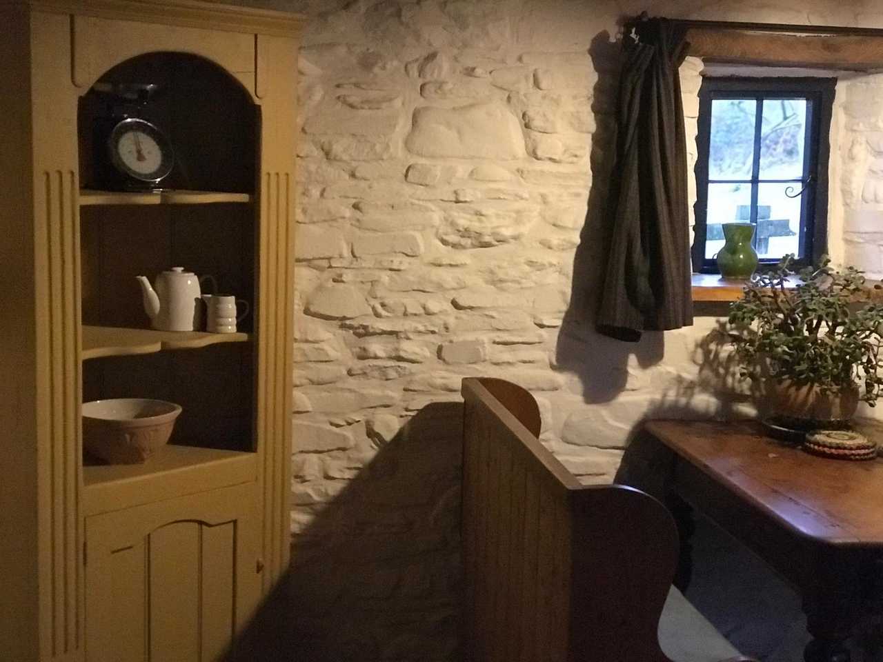 Magical 18th thatched cottage with stunning views, amazing vegan meals & hot tub