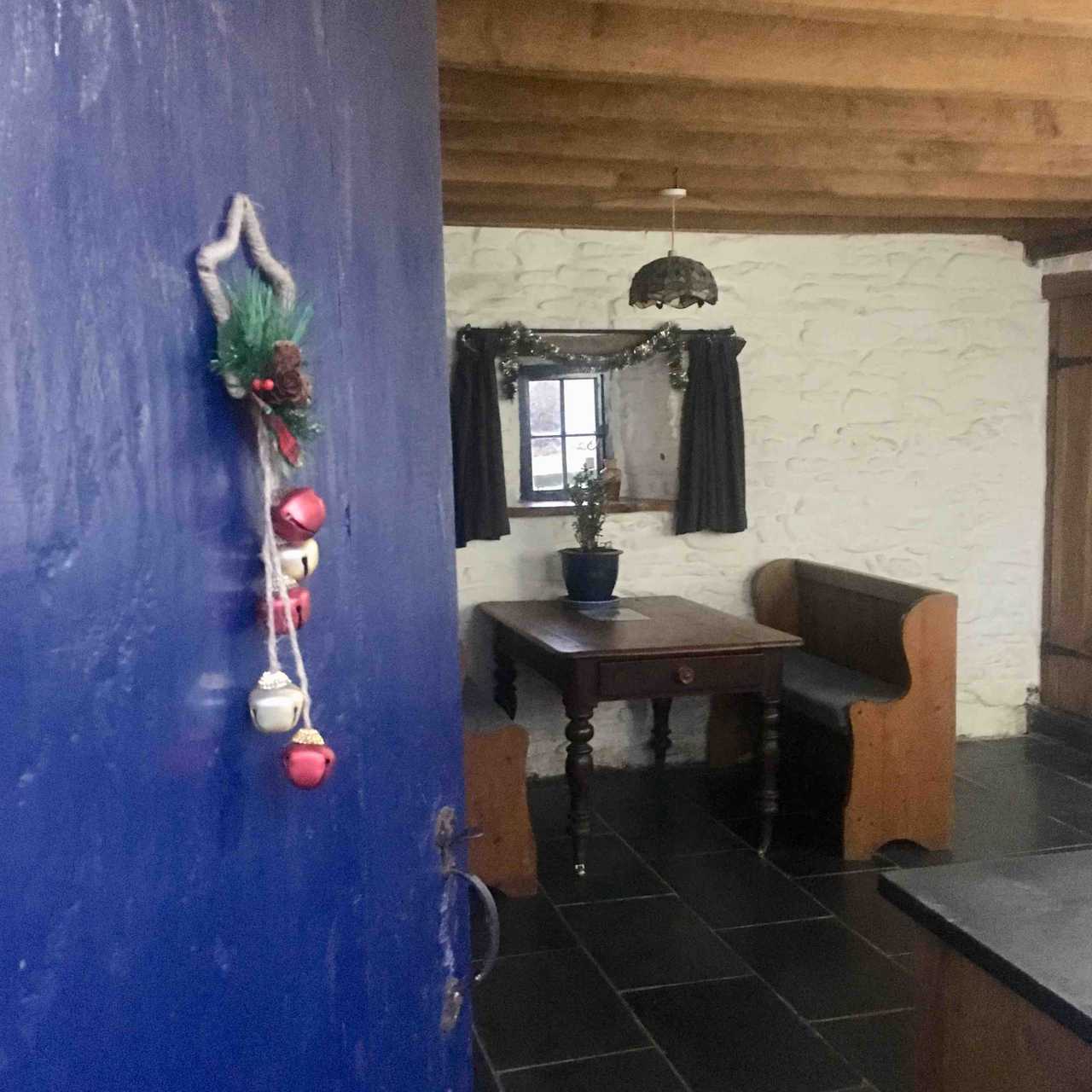 Magical 18th thatched cottage with stunning views, amazing vegan meals & hot tub