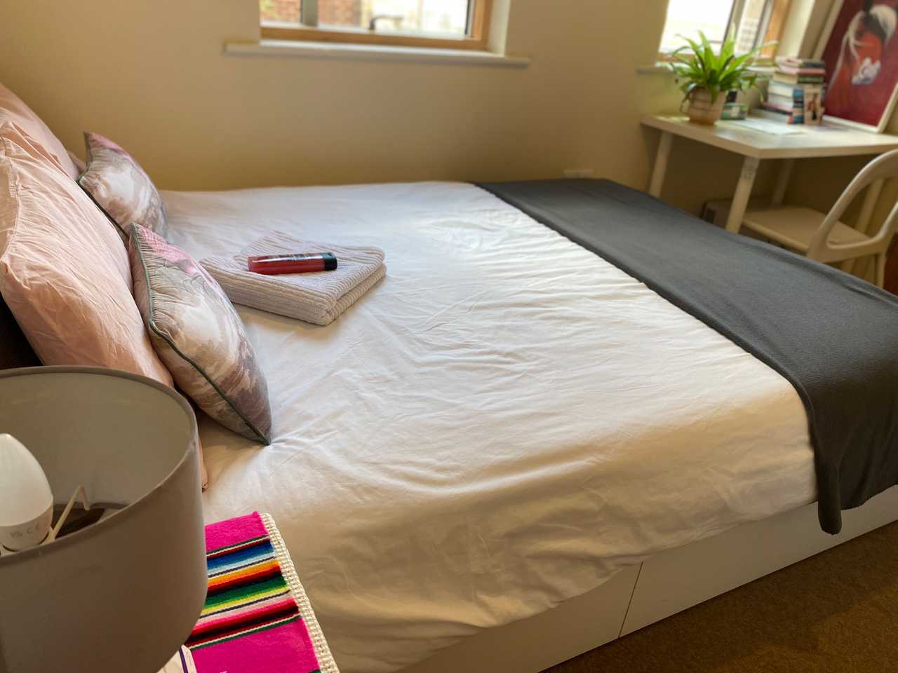 Cozy, self-contained room, heart of East London 
