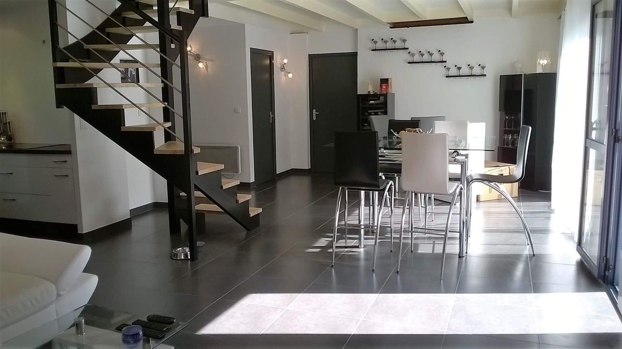 Private room in a very quiet area close to Vannes and beaches.