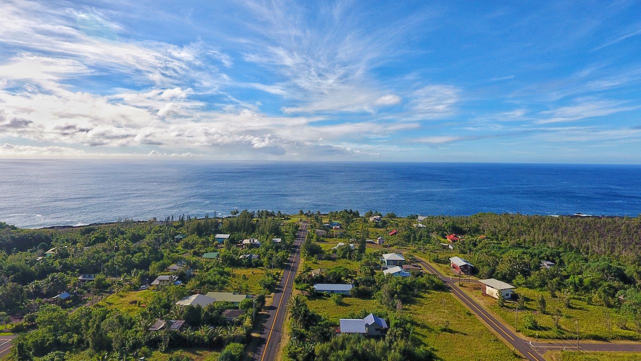 Bananarama Cottage, near Kehena Beach black sand beach, on small fruit farm!