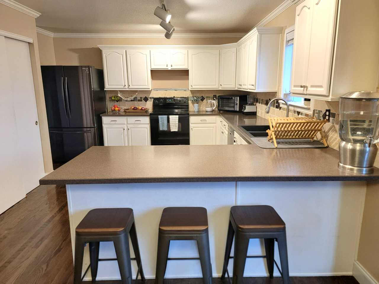 SUNNY, SPACIOUS HOME IN FRIENDLY THORNTON!