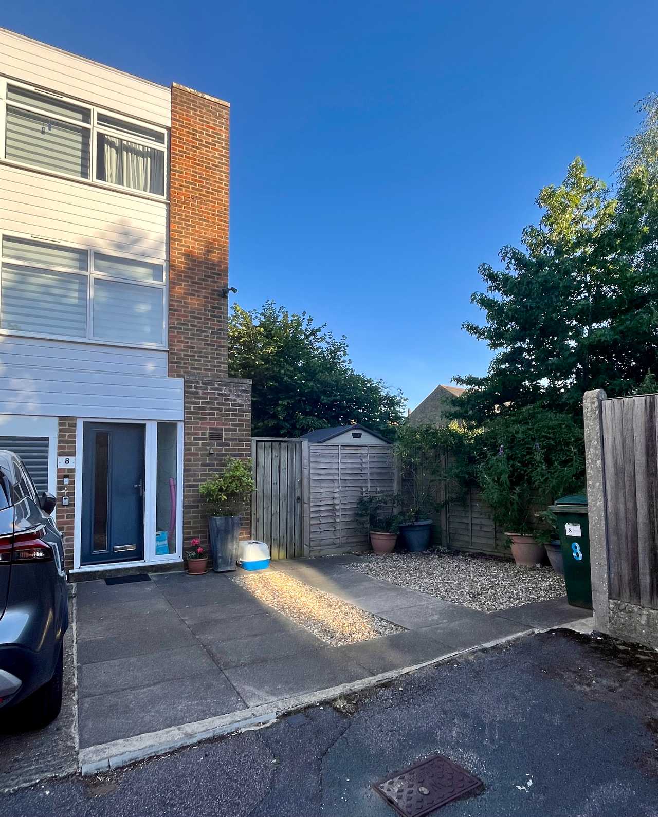 Single room in quiet friendly house close to station, shops and lake!