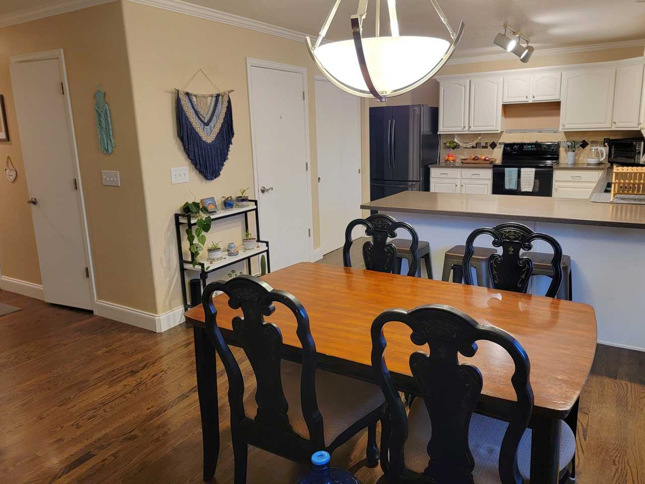 SUNNY, SPACIOUS HOME IN FRIENDLY THORNTON!