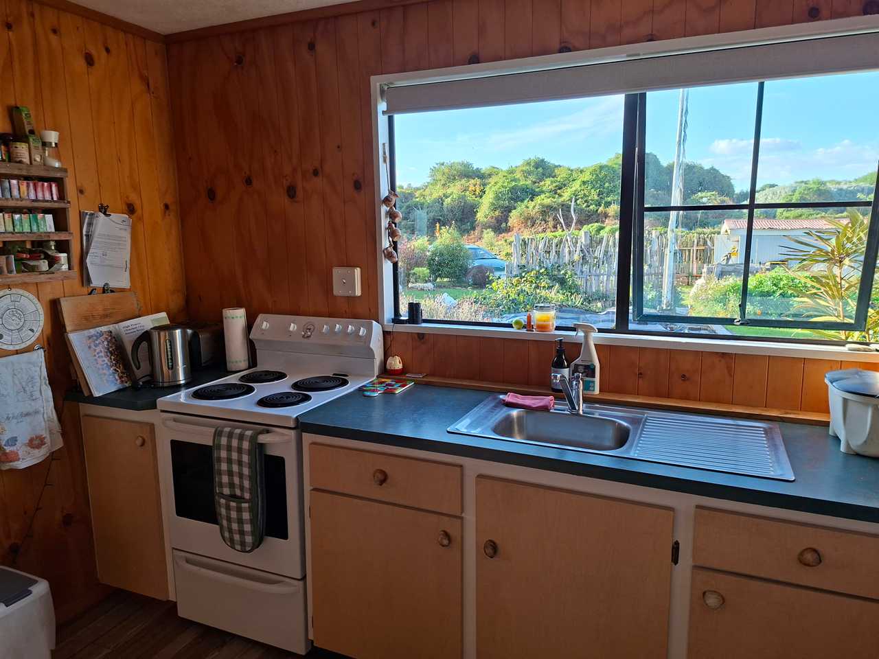 Little Blue Beach Batch. Organic veg garden, dogs, beach access, infrared sauna