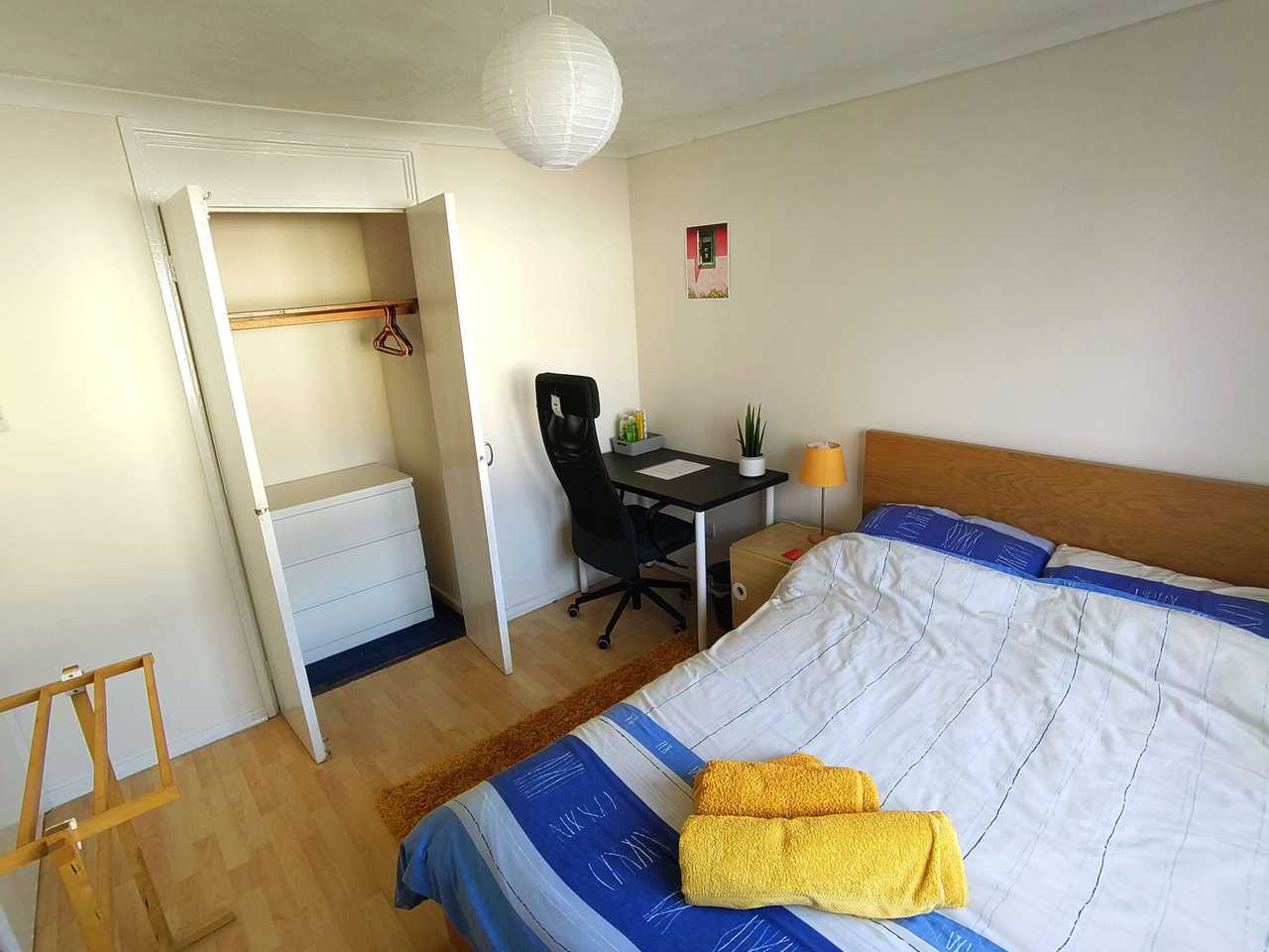 Comfortable double room a short walk from central Bristol
