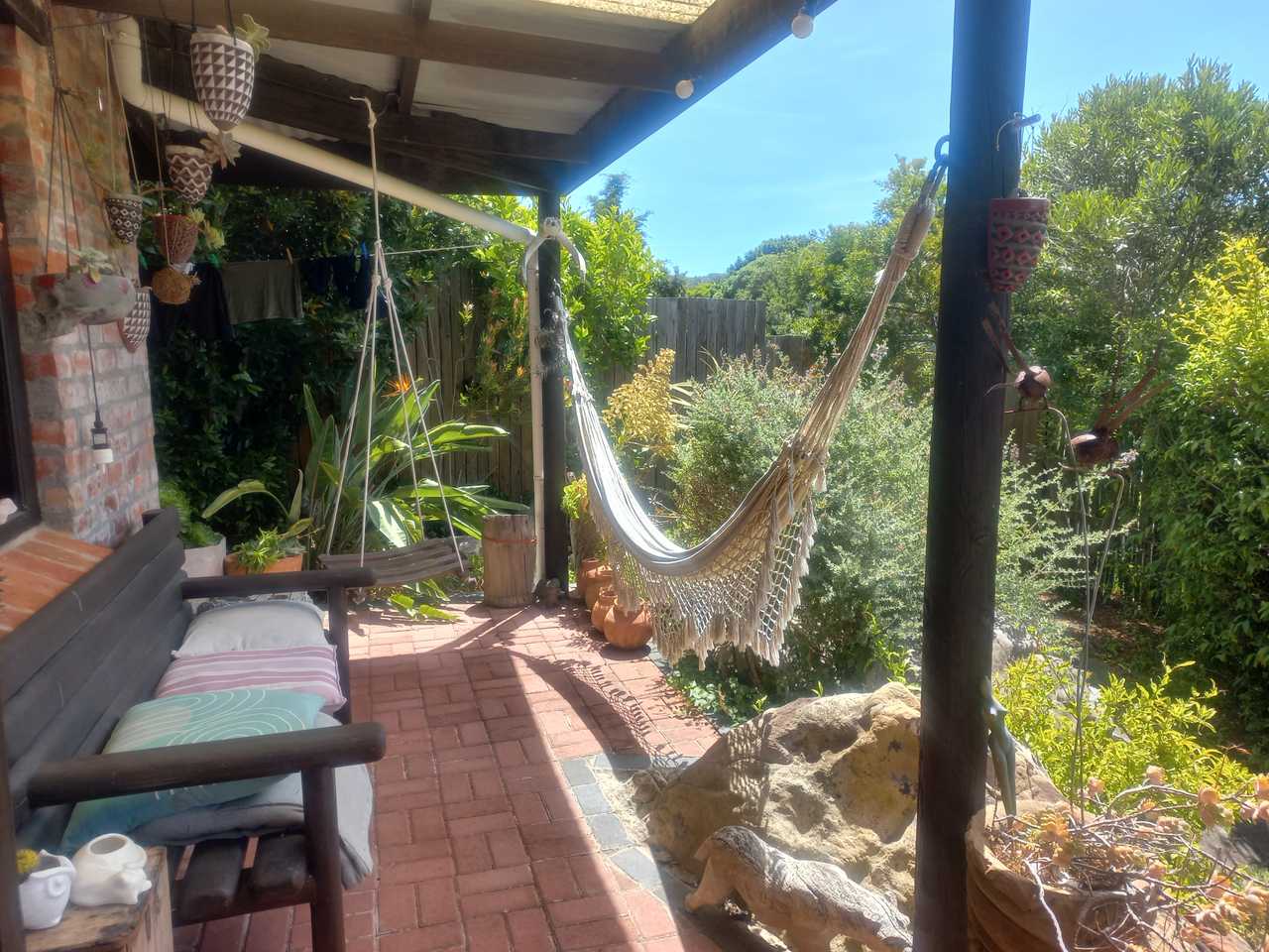 Quiet, quaint, artists 2 bedroom home, close to beaches and mountain walks.