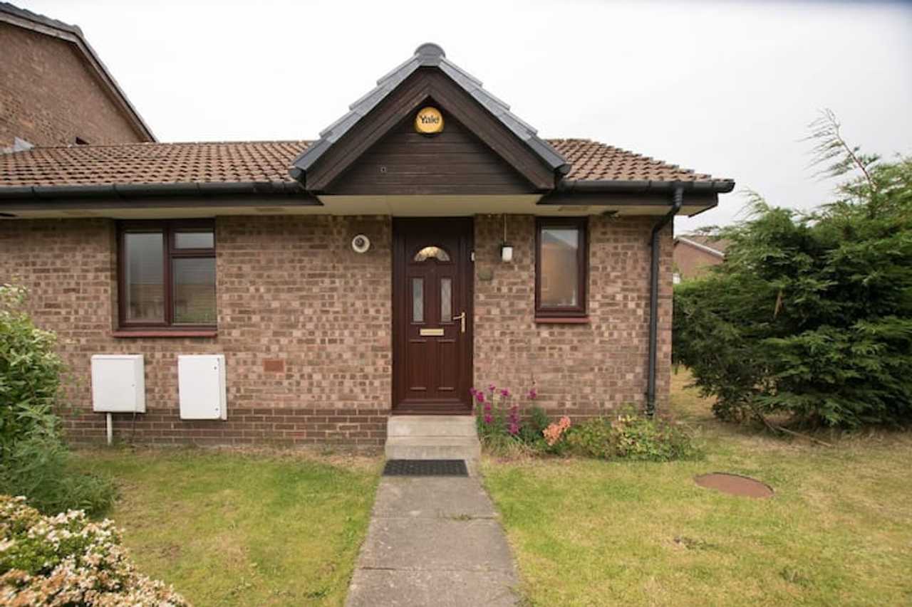 Sunny bungalow with private garden, close to city