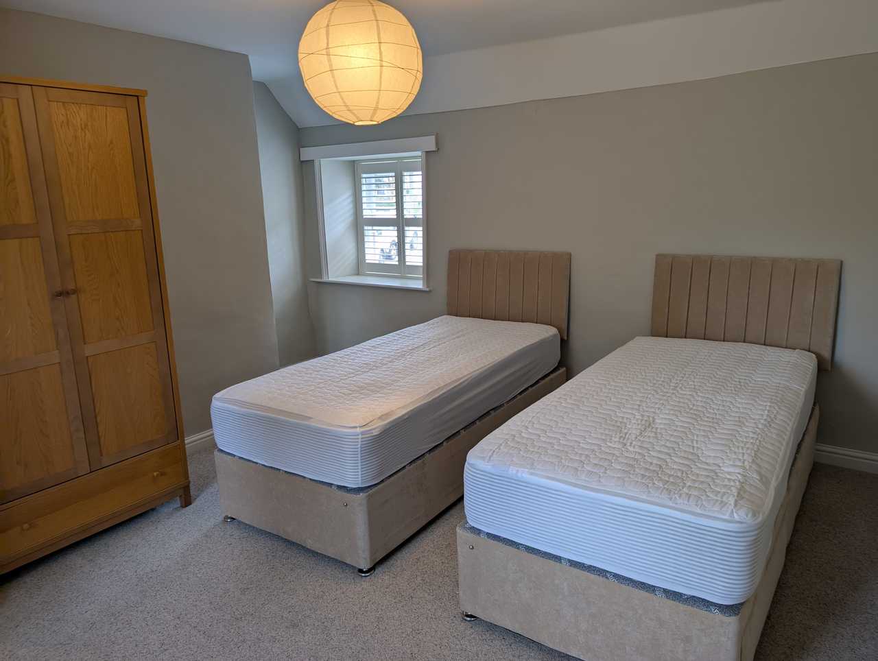 Characterful kingsize room, in quaint Cornish coastal village