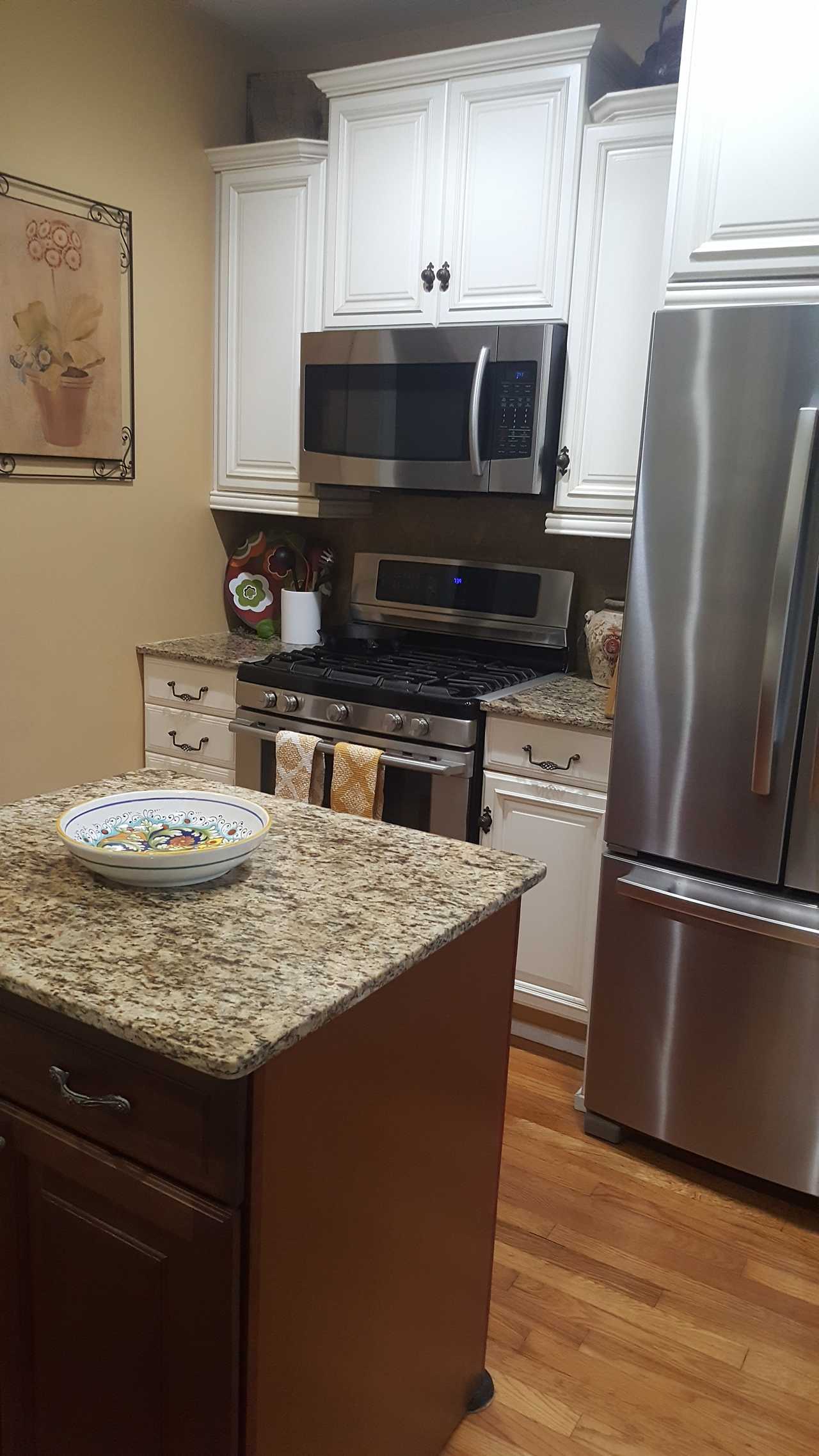 Warm & Welcoming Guest Room, Historic District -3 miles to Downtown!