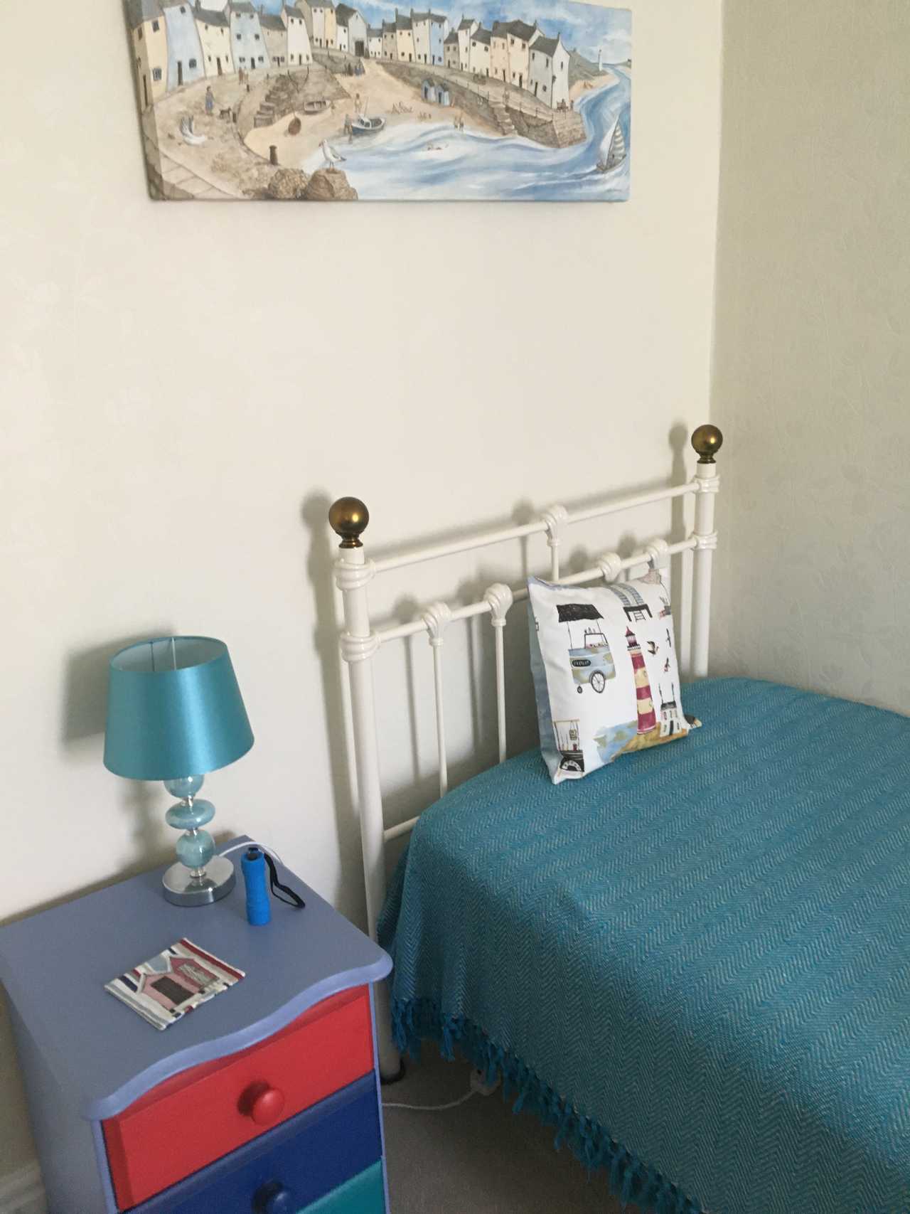 Room in Character Terraced House. Close to amenities yet 5 mins from great views