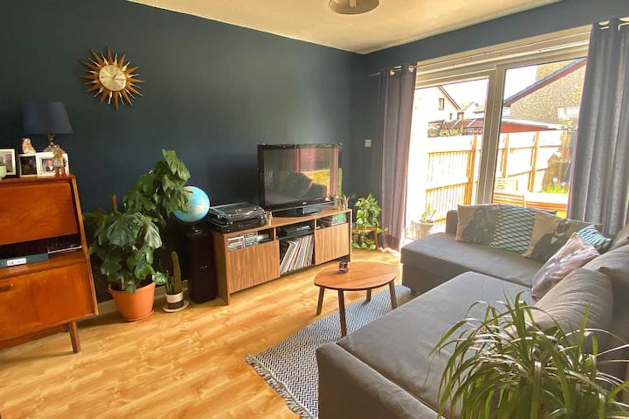 Sunny bungalow with private garden, close to city