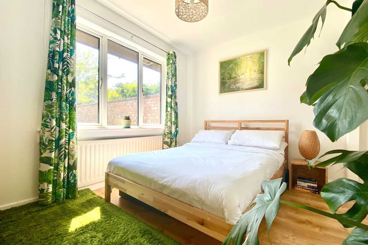 Sunny bungalow with private garden, close to city