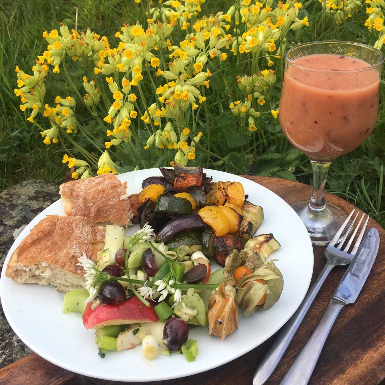 Magical 18th thatched cottage with stunning views, amazing vegan meals & hot tub