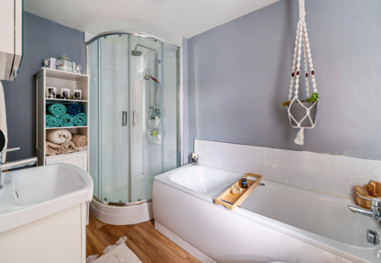 Spacious Room in Cozy Home, at the Heart of the Village