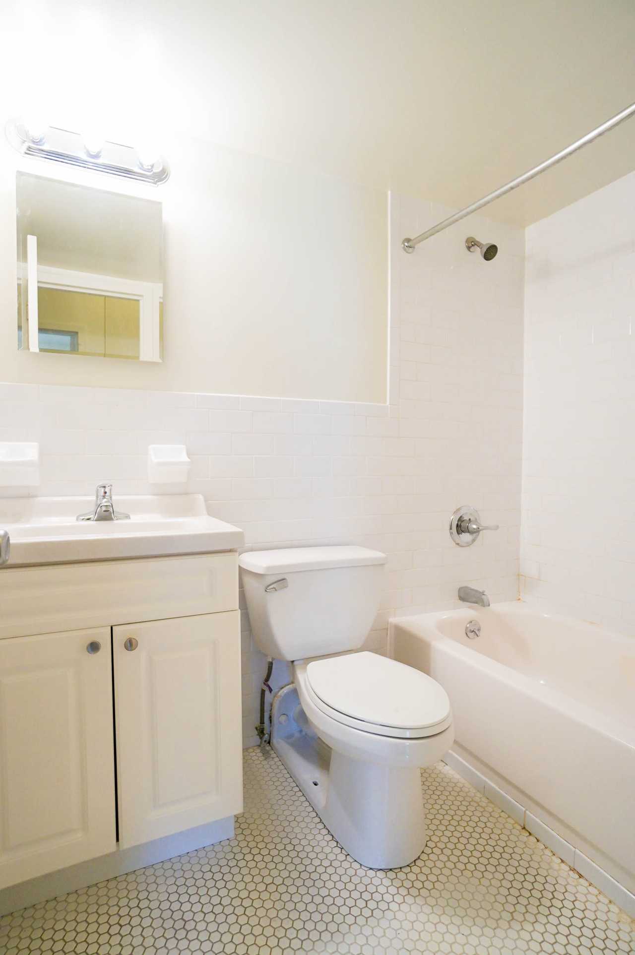 Gorgeous, super-sunny studio 2 blocks from the beach! Balcony and desk/computer