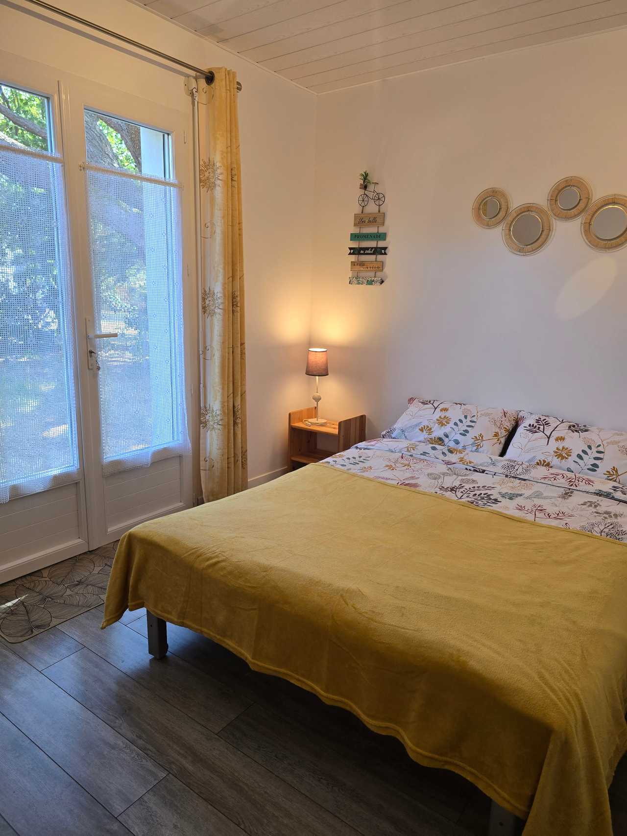 Cosy seaside apartment Vegan breakfast Private garden near sandy beach - dog ok