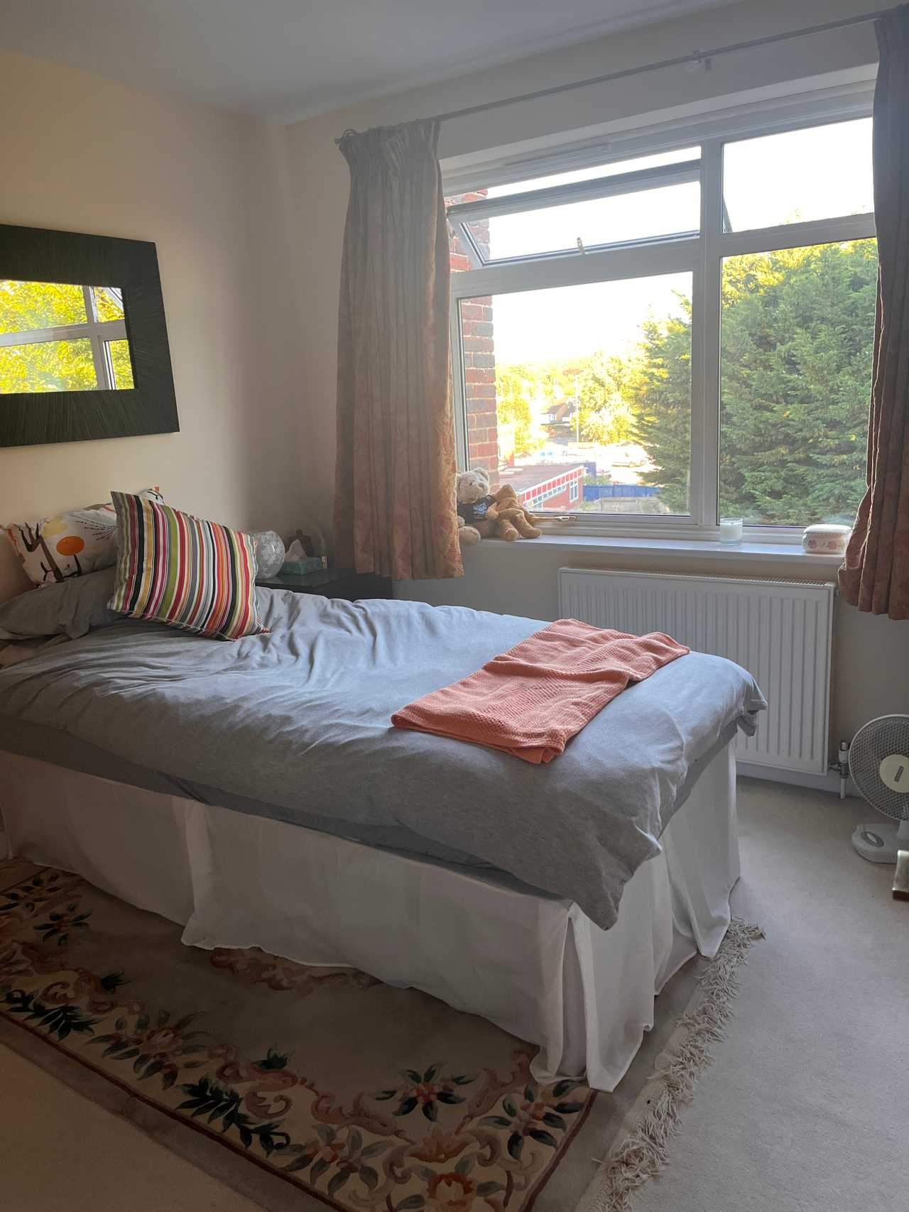 Single room in quiet friendly house close to station, shops and lake!