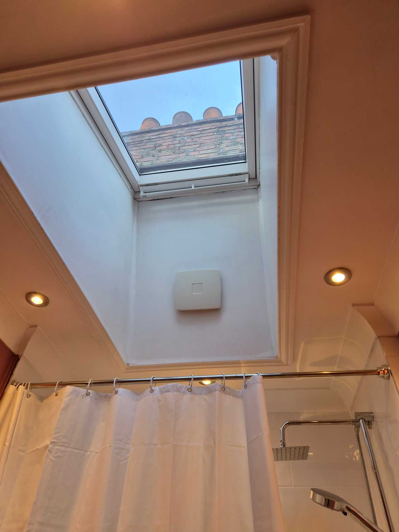 Room in a flat with city view where you can feel at home vibes