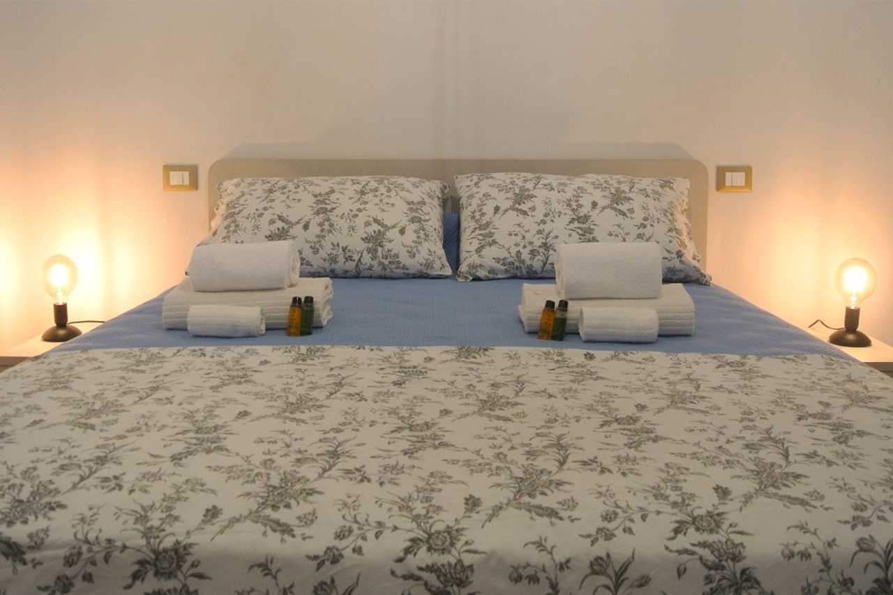 CASA LECCI, intimate apartment for couples few steps from Roman Theatre