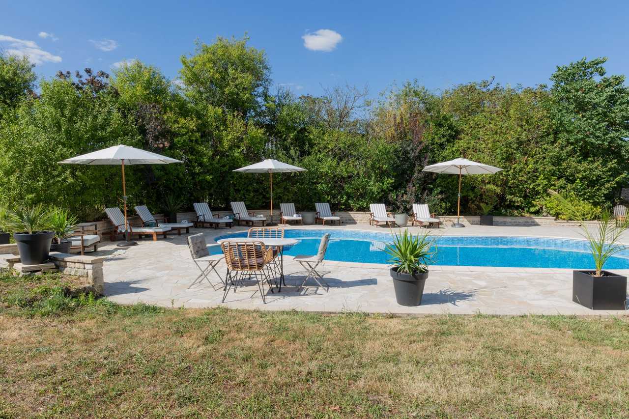 Contemporary villa in french countryside with large pool & vegan breakfasts