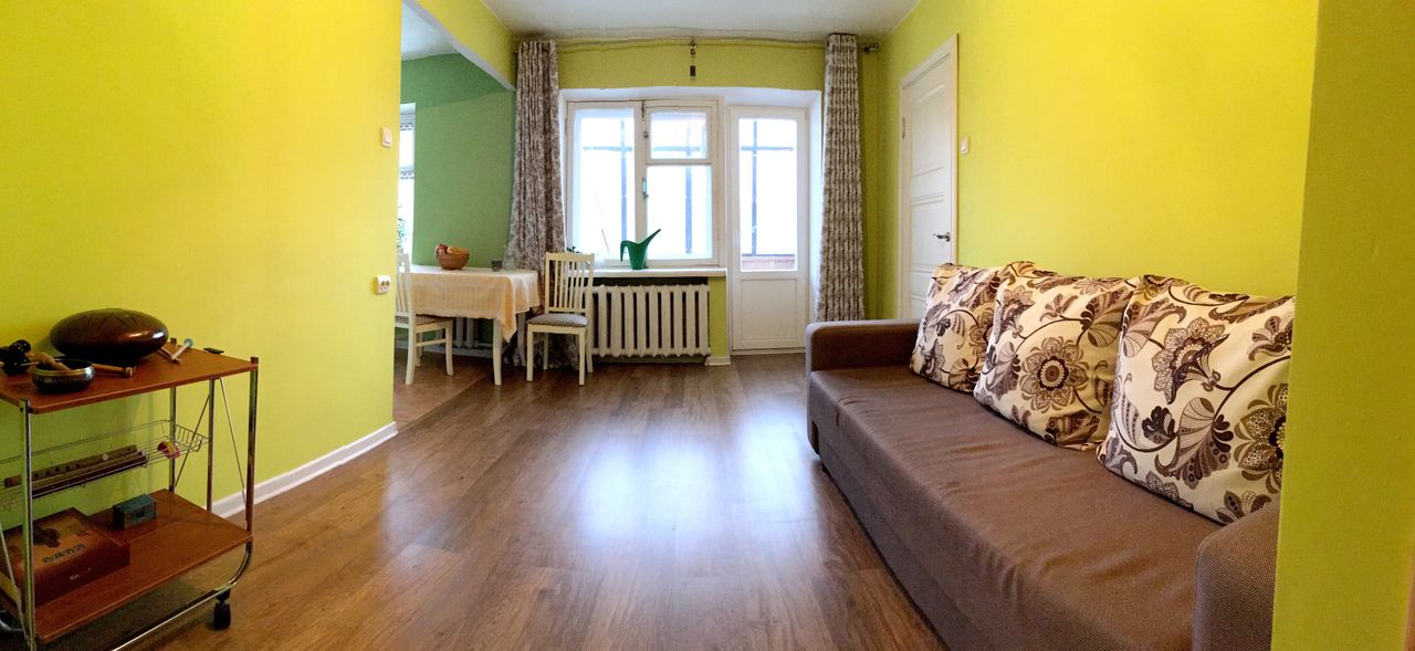 Free Living Room with Double-Sized Sofa Close to the City Center