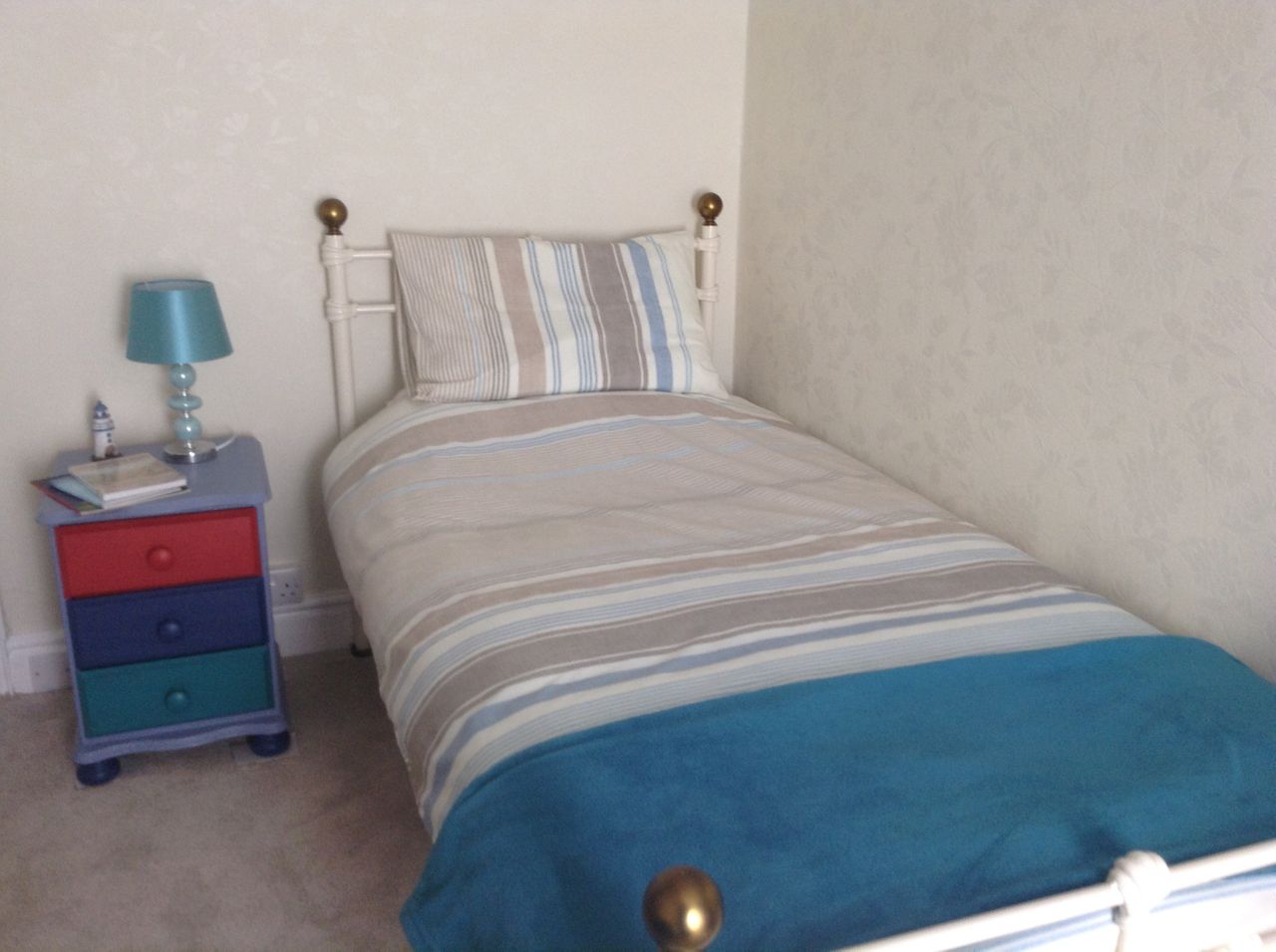 Room in Character Terraced House. Close to amenities yet 5 mins from great views