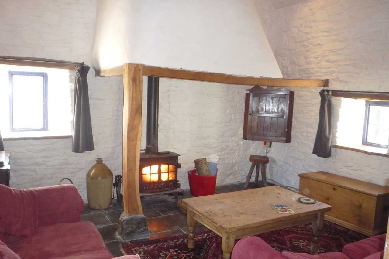 Magical 18th thatched cottage with stunning views, amazing vegan meals & hot tub