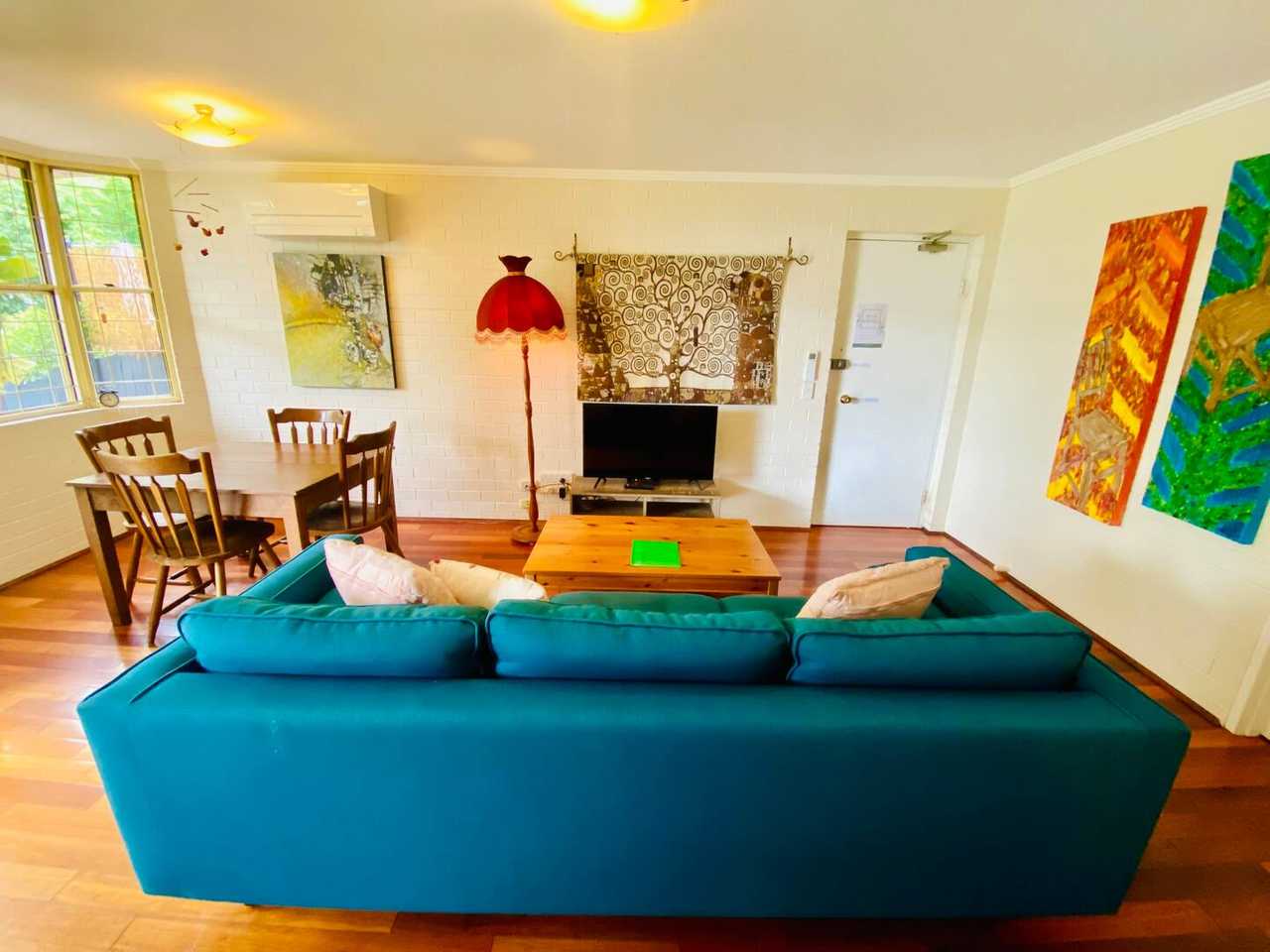 Relaxed & Leafy with Private Courtyard, Airport 15 min, City 3km