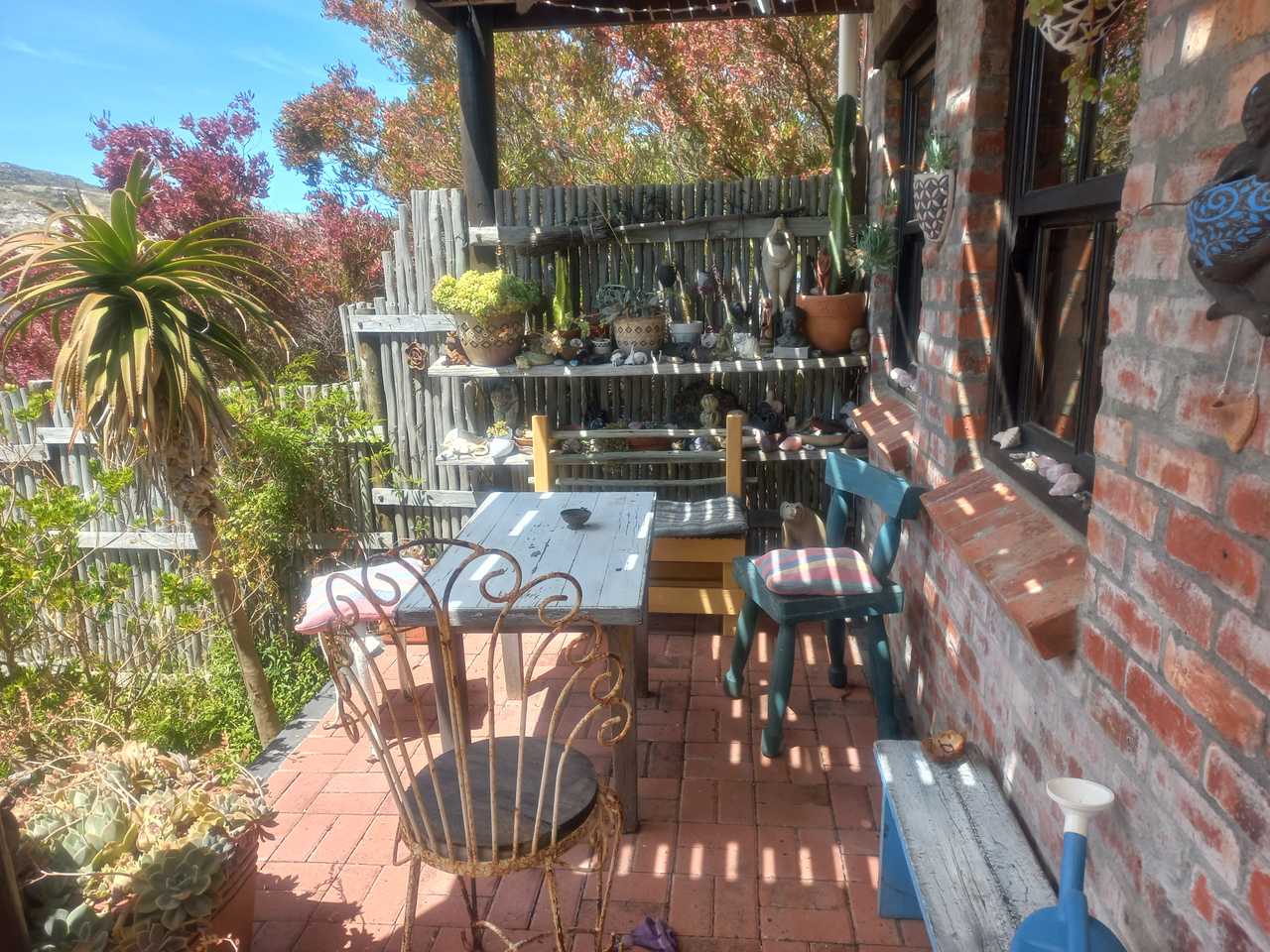 Quiet, quaint, artists 2 bedroom home, close to beaches and mountain walks.