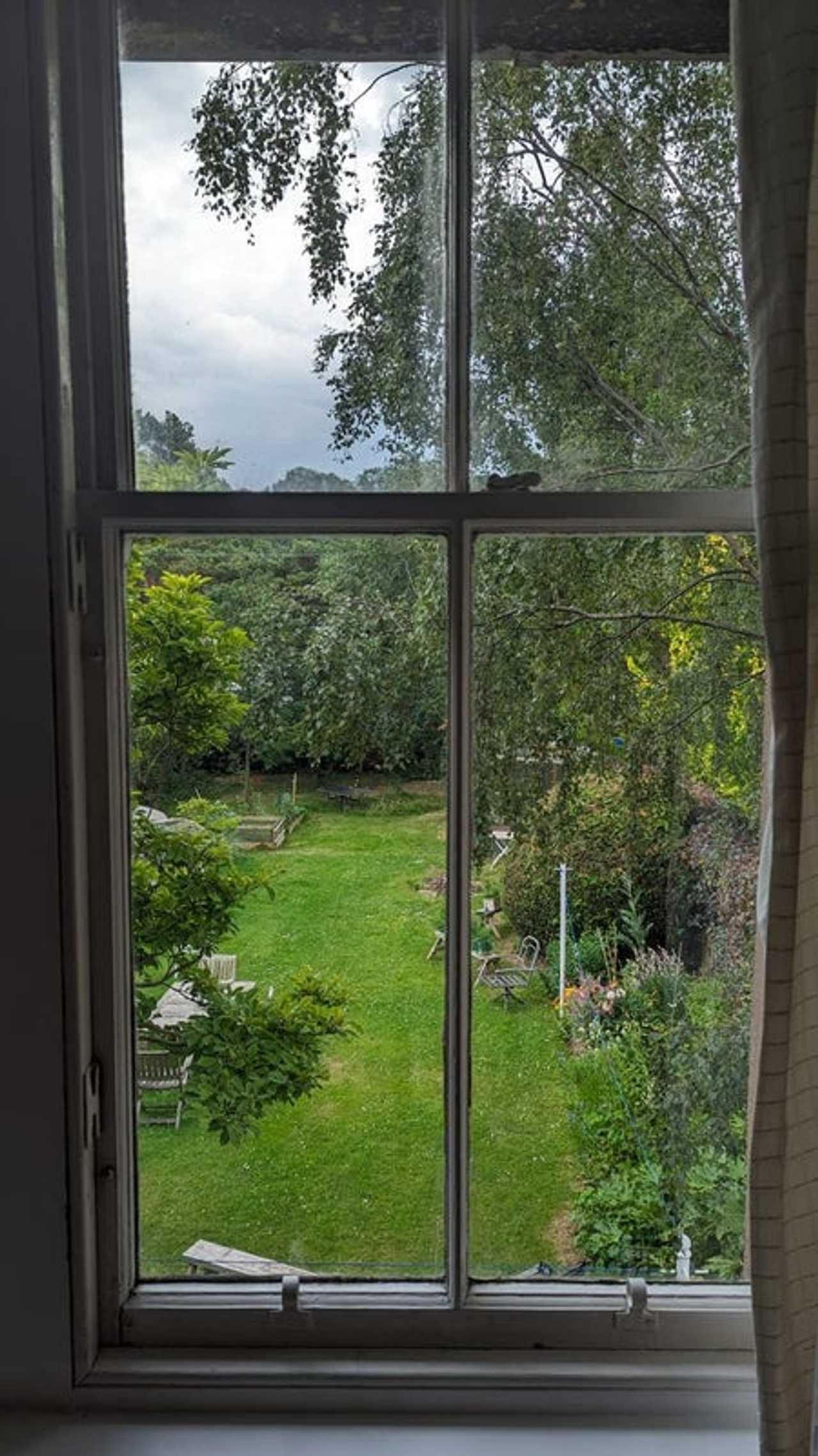 Lovely sunny room overlooking our beautiful garden