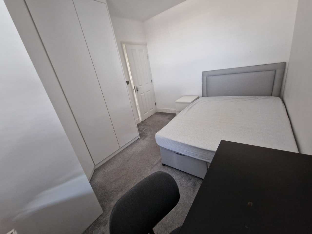 Double Room in a modern house (London)
