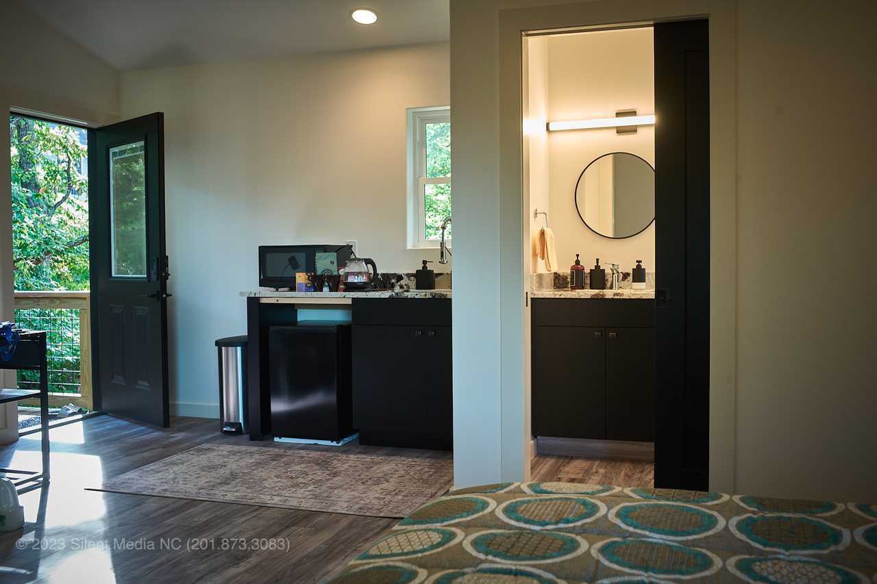 Modern, Chic Studio with Mtn views, workspace & option for vegan Indian food!