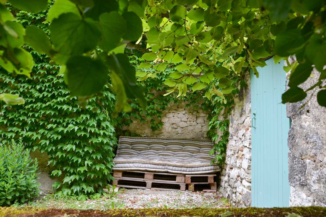 Peaceful ivy covered vacation house: Breakfast/Yoga available