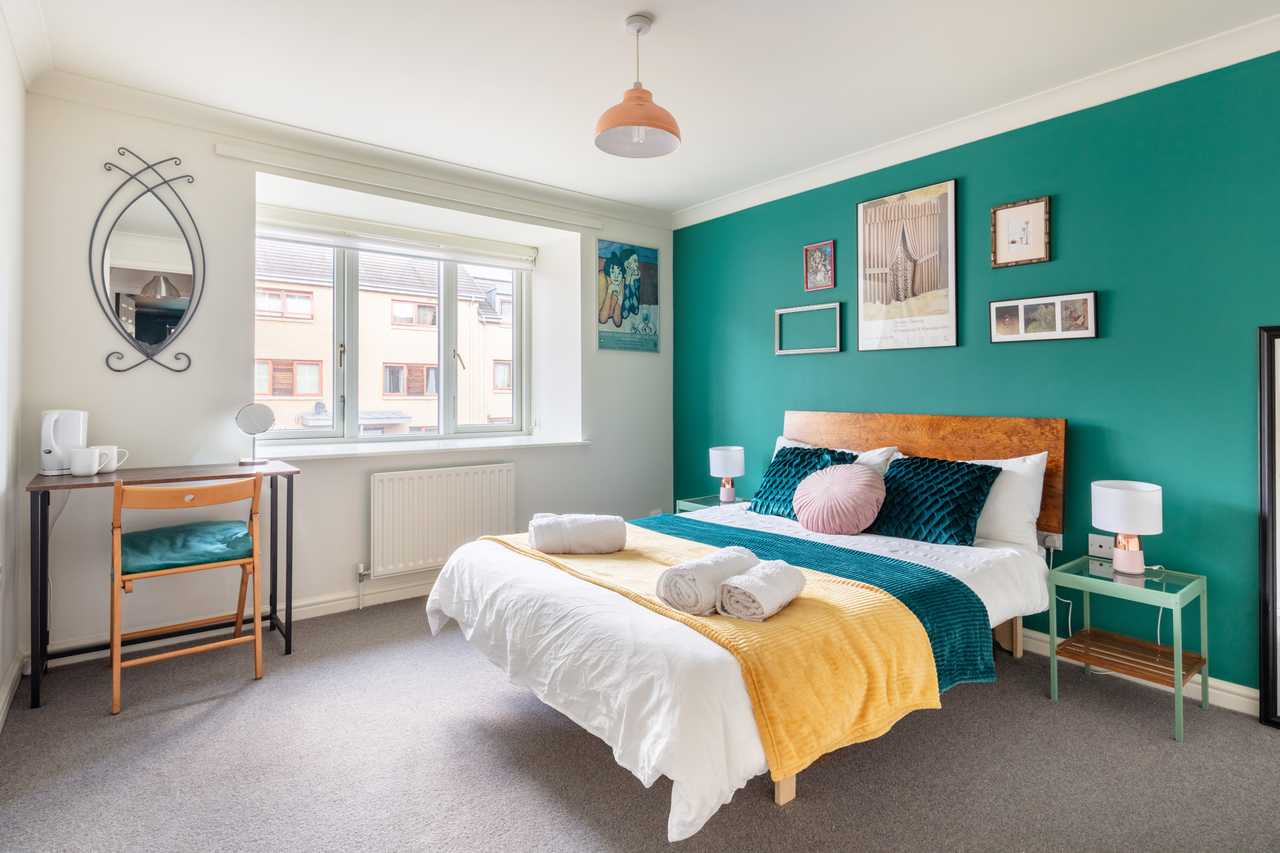Eclectic Double in Arty Vegan Townhouse with Garden