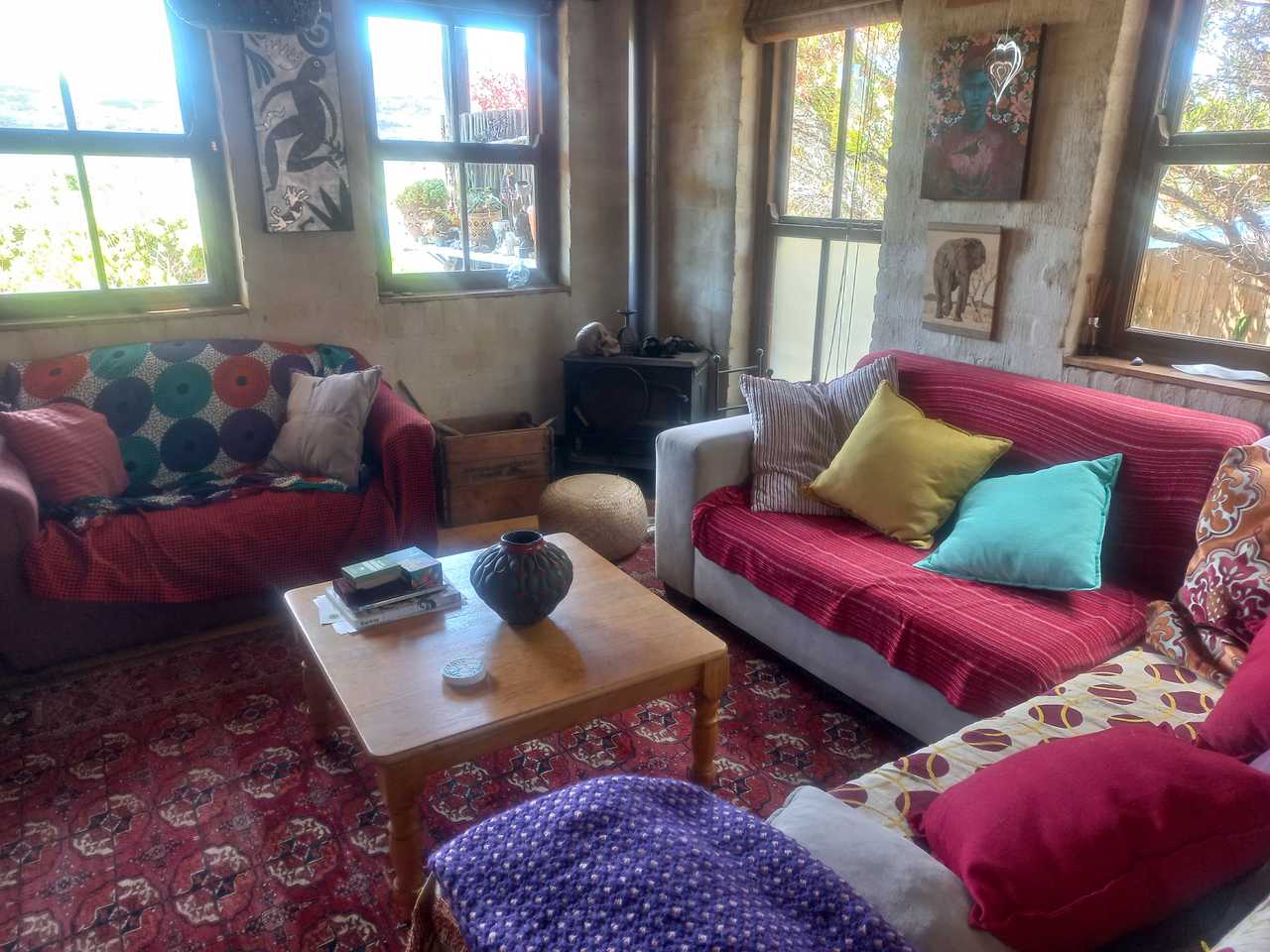 Quiet, quaint, artists 2 bedroom home, close to beaches and mountain walks.
