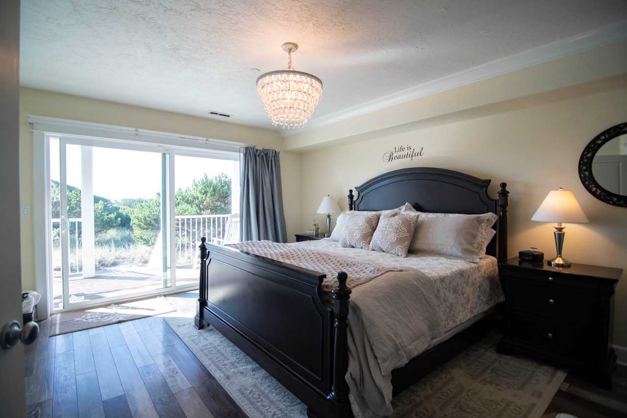 On the beach! 3 King beds, ultimate vegan luxury!