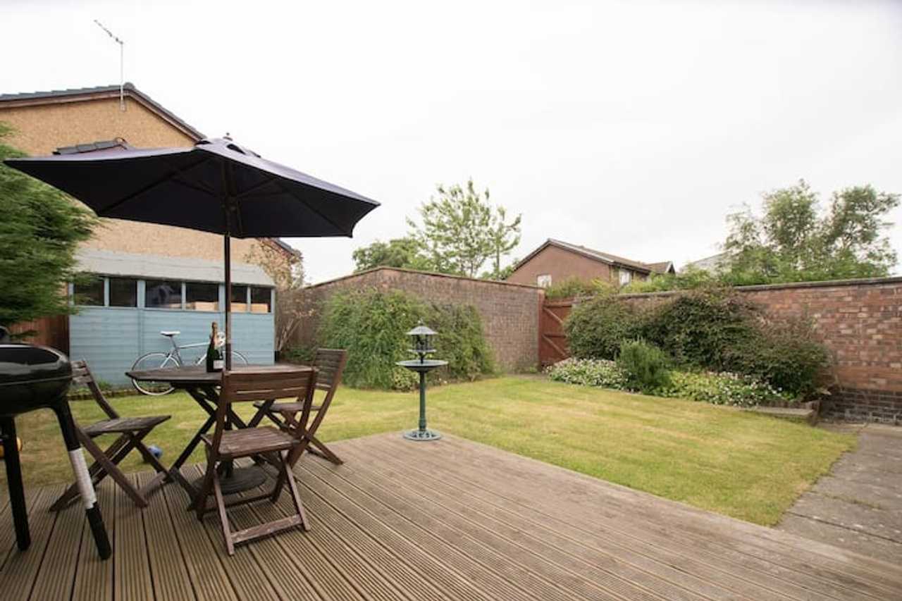 Sunny bungalow with private garden, close to city