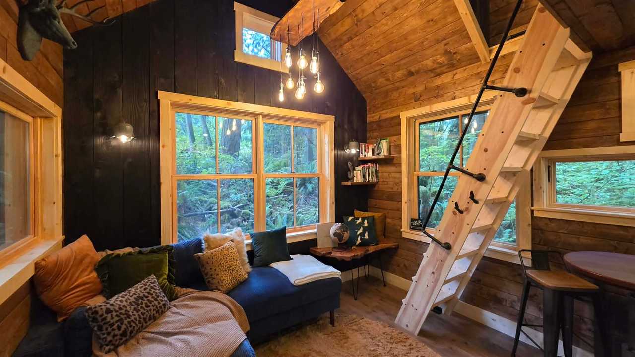 Breathtaking cabin glamping in the woods!