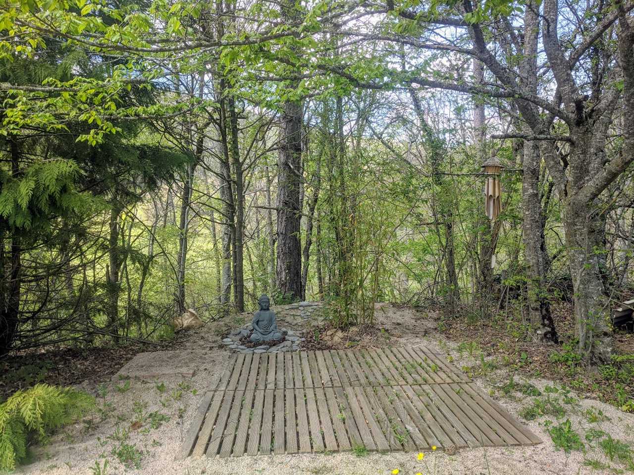 Peaceful place in the nature, vegan meals, yoga, soundhealing and massages