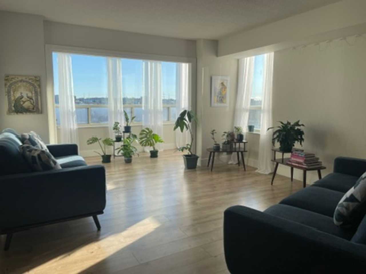 Spacious with a lot of natural light; easy access to public transit (Line 5).