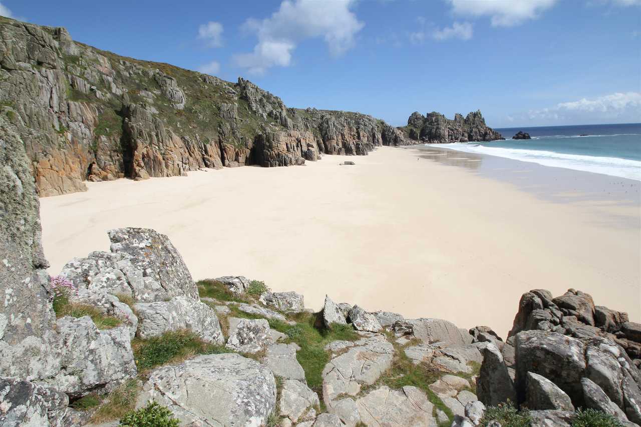 Characterful kingsize room, in quaint Cornish coastal village